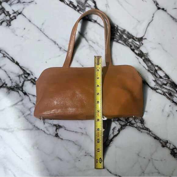 HOBO CLASSIC LEATHER SHOULDER BAG. BEAUTIFUL, CARAMEL COLOR, Multiple pockets. - Picture 6 of 12